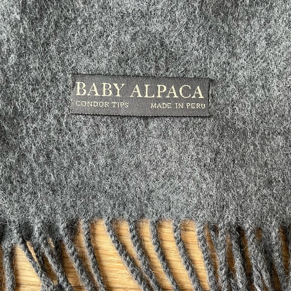 Gray Fringe Baby Alpaca Wool Scarf In Excellent Condition - Picture 5 of 5